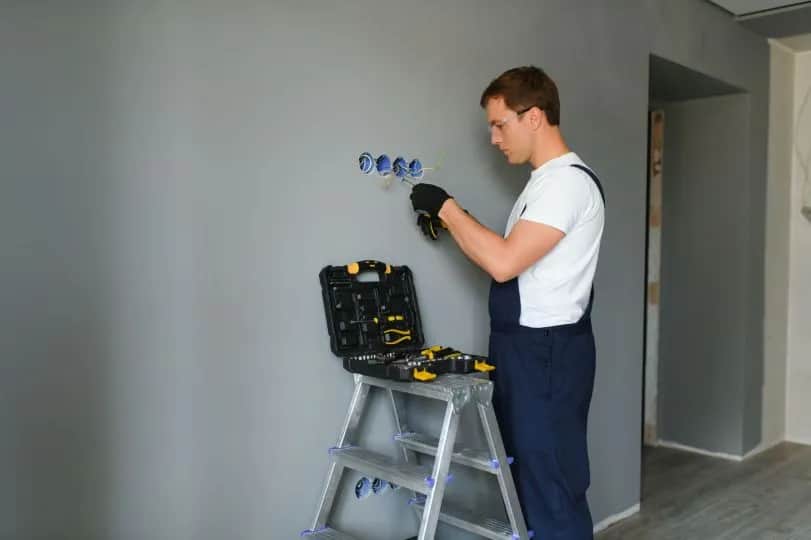 Jak bezpiecznie wyłączyć elektryka w domu – uniknij niebezpieczeństw i błędów