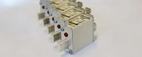 Jaką rolę w domowej instalacji elektrycznej odgrywa bezpiecznik i jak uniknąć awarii?