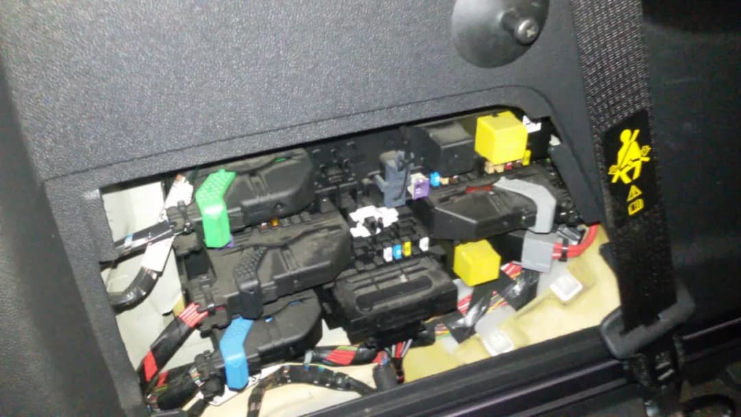 Opel Zafira B: Gdzie są bezpieczniki? Lokalizacja i wymiana krok po kroku