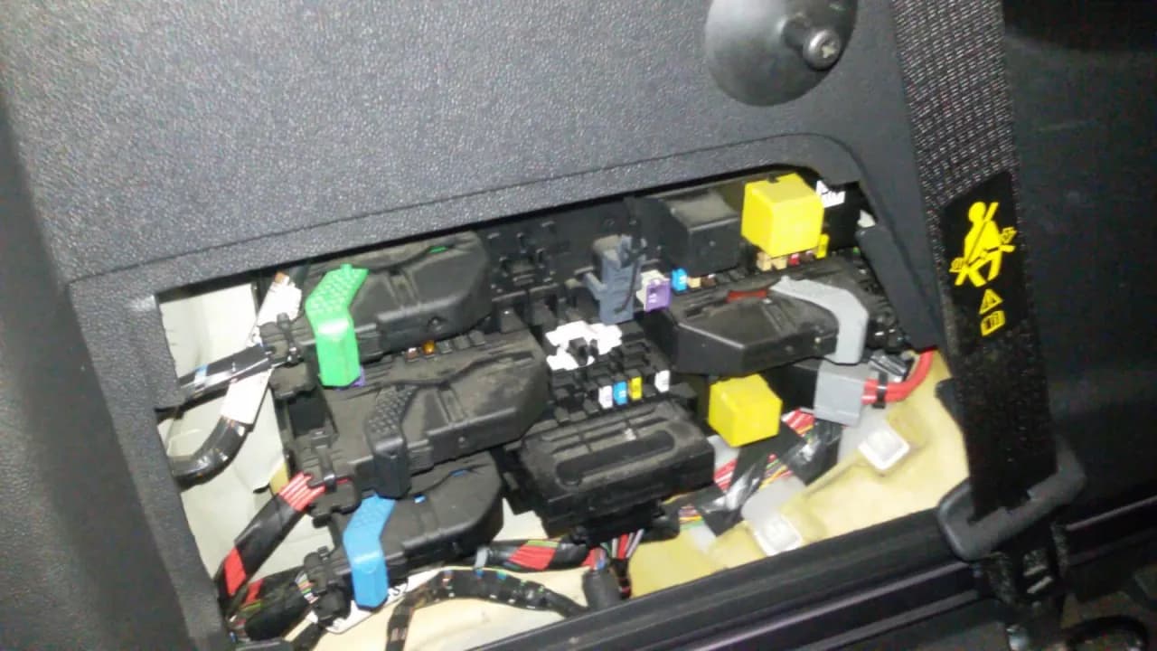 Opel Zafira B: Gdzie są bezpieczniki? Lokalizacja i wymiana krok po kroku