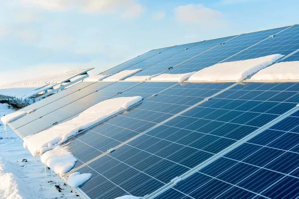 Ile prądu produkują panele fotowoltaiczne zimą? Zaskakujące wyniki!