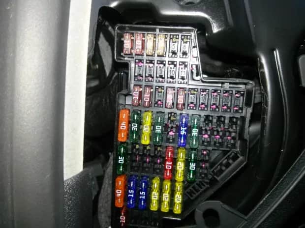 Gdzie są bezpieczniki Audi A3 8P? Odkryj ich ukryte miejsca