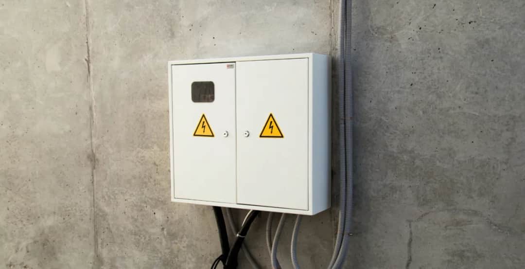 Ile kosztuje przyłącze prądu? Poznaj ukryte koszty i czynniki wpływające na cenę