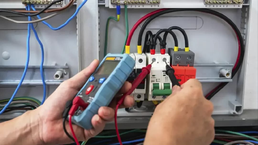 Jak dobierać bezpieczniki, aby uniknąć awarii w instalacji elektrycznej