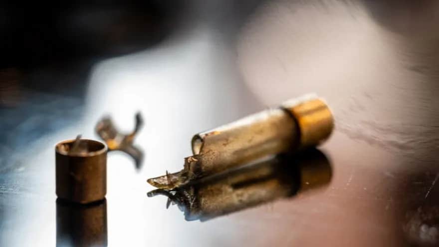 Jak rozpoznać spalony bezpiecznik w domu i uniknąć problemów elektrycznych