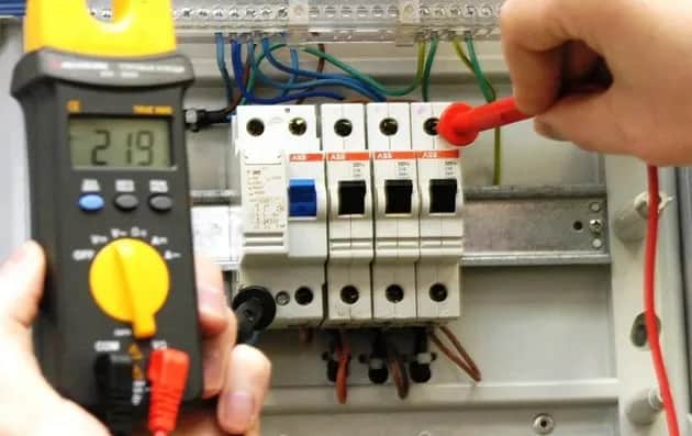 Jak samodzielnie sprawdzić, czy uziemienie działa i uniknąć zagrożeń