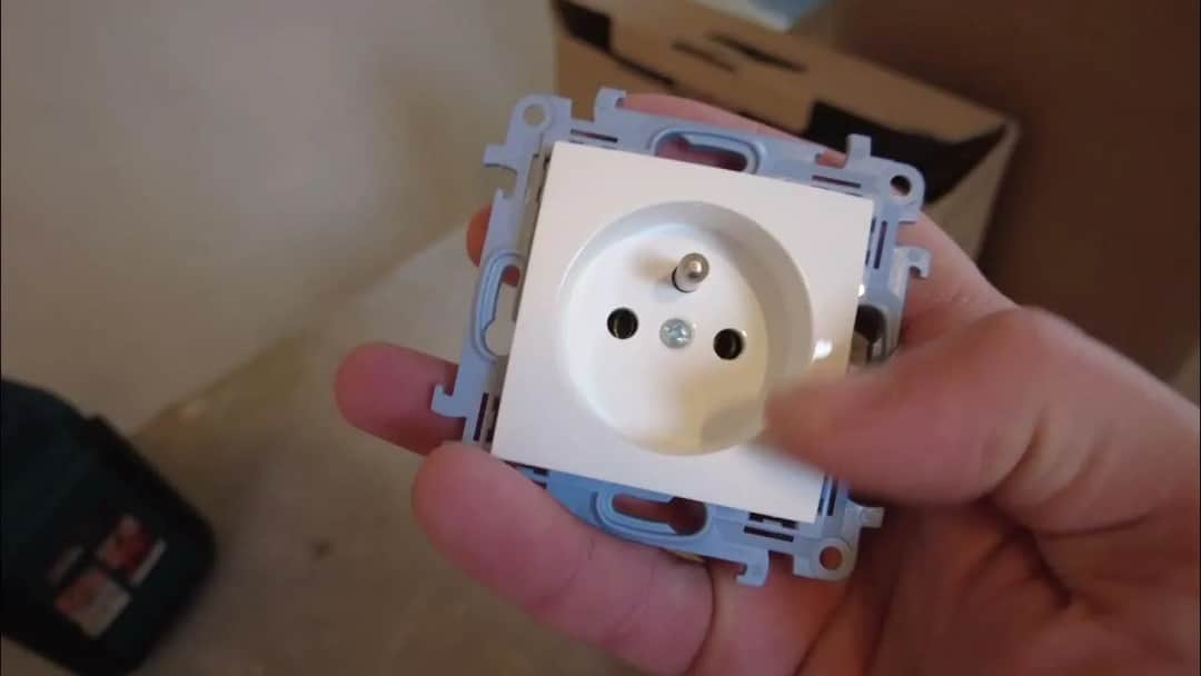 Jak bezpiecznie podłączyć gniazdo z uziemieniem – krok po kroku bez błędów