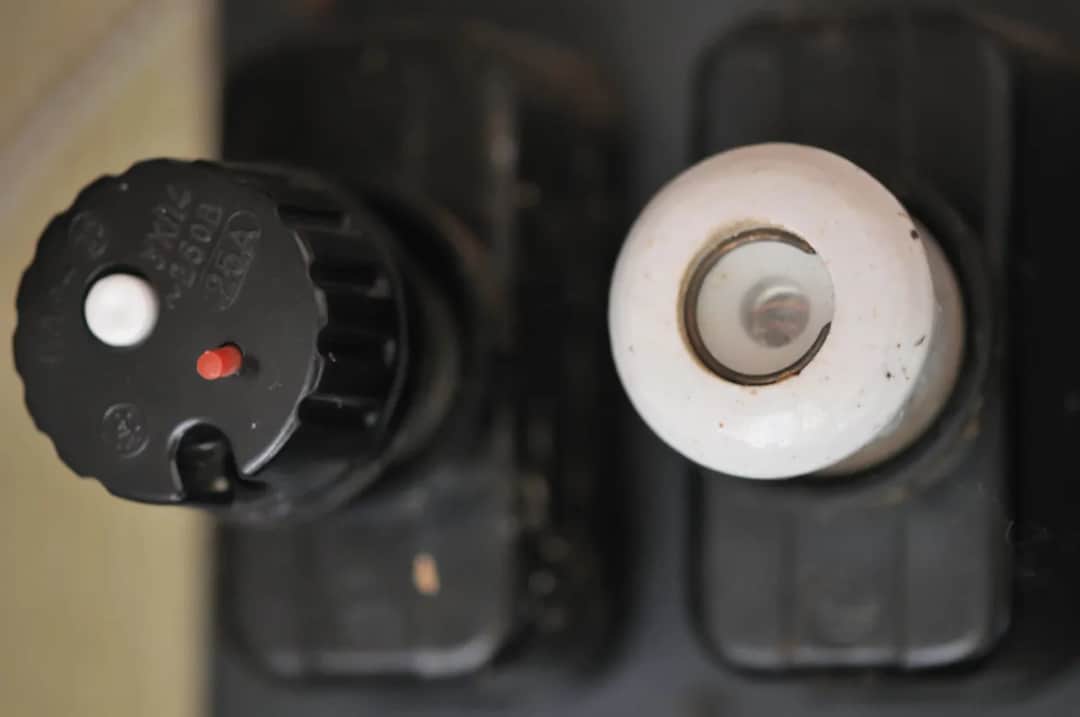 Jak działa bezpiecznik i jak uniknąć kosztownych awarii elektrycznych