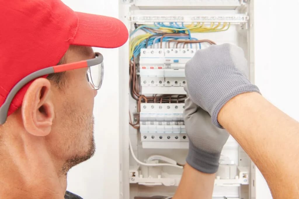 Ile zarabia technik elektryk w Polsce? Sprawdź, czy to się opłaca!