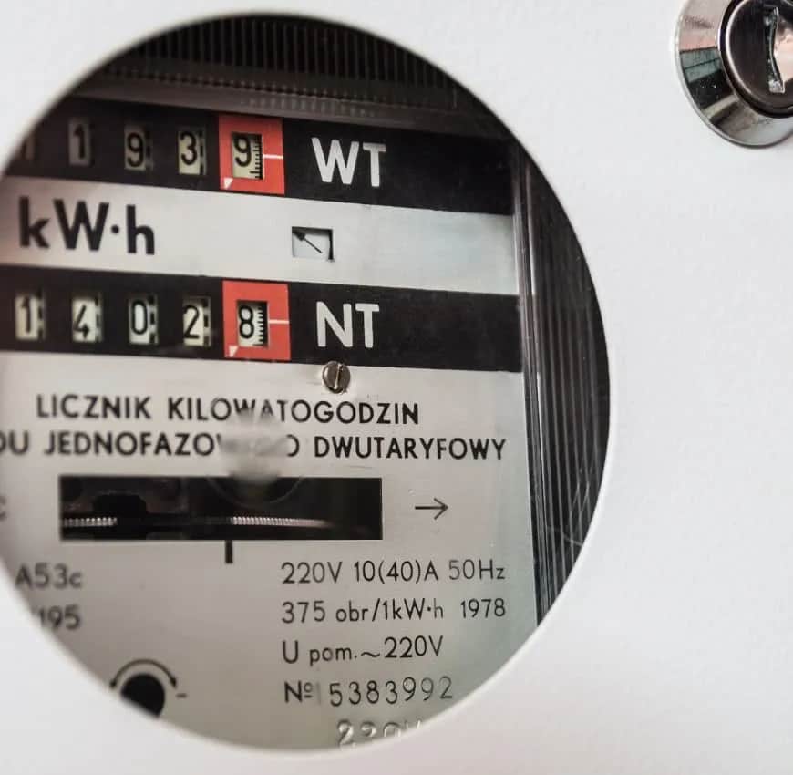 Ile trwa ponowne podłączenie prądu przez Tauron? Sprawdź, jak uniknąć opóźnień!