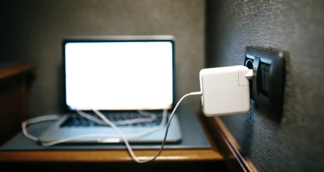 Ile prądu zużywa laptop? Zaskakujące fakty o energii i kosztach